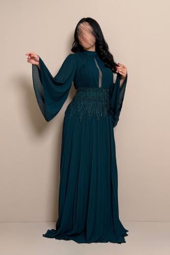 فستان أخضر مطرز بتصميم ملكي وأكمام واسعة
