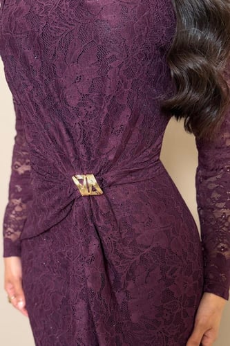 فستان دانتيل بنفسجي بعقدة جانبية