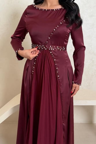 فستان عنابي بكم طويل مزين بالكريستالات