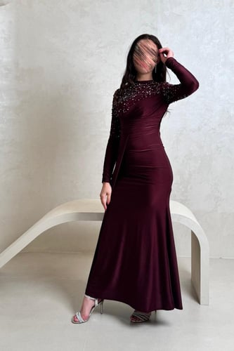 فستان خمري مطرز بفصوص لامعة وأكمام طويلة أنيقة