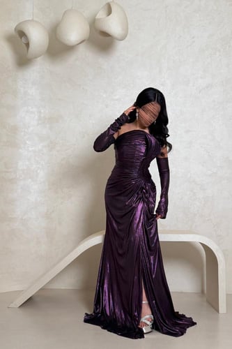 فستان بنفسجي لامع بكتف واحد وتصميم فخم