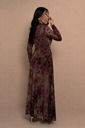 فستان بني بنقشة زهور وقصة لف أنثوية