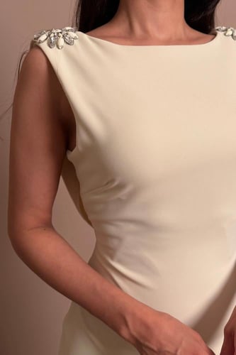 فستان ليموني بتصميم ناعم بقصّة مستقيمة