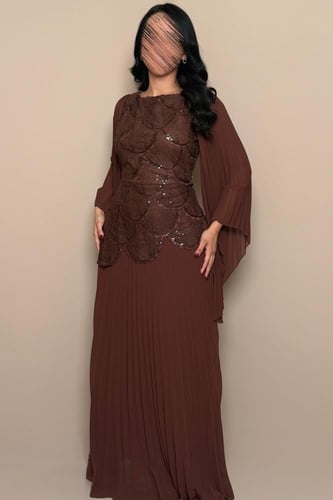 فستان بني أنيق بتطريز لامع وقصة راقية