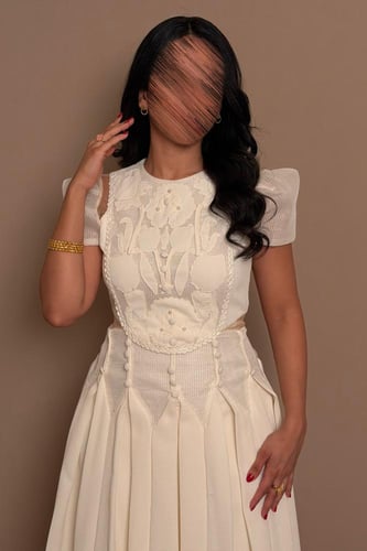 فستان أوف وايت أنيق بتصميم ناعم وقصة أنثوية