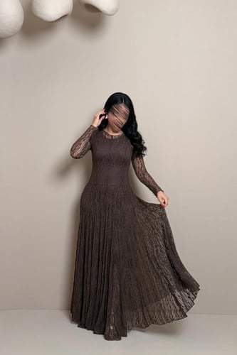 فستان بني طويل أنيق من مليحة