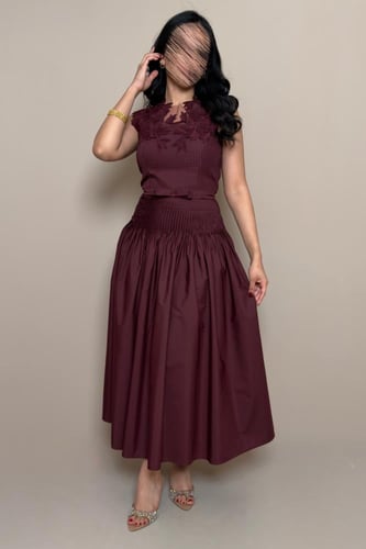 فستان أنثوي بتصميم راق يجمع بين النعومة والفخامة