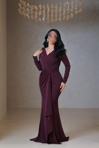 فستان سهرة عنّابي بلمعة ناعمة وأكمام مزخرفة