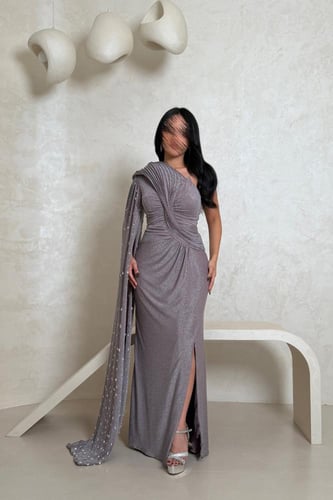 فستان موف مطرز بذيل لامع وكتف منسدل