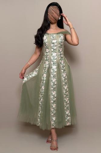 فستان اخضر بأكمام تل ومطرز بالورد