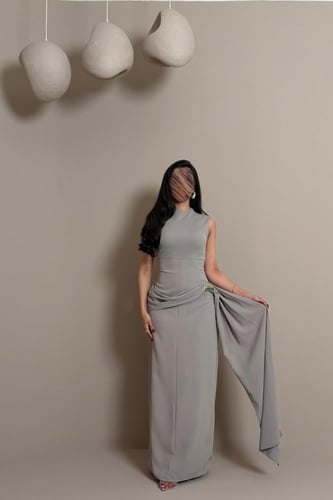 فستان رمادي بقصة مستقيمة وتفصيل جانبي ناعم