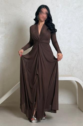 فستان بني لامع بتصميم ضيق وأكمام طويلة