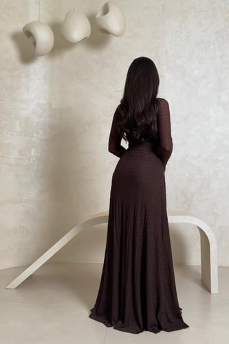 فستان سهرة بني بقصة لف وفتحة صدر V