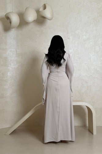 فستان بيج فاتح راقي بأكمام كسرات وتطريز كتف