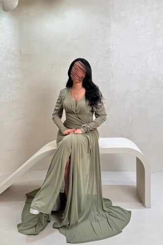 فستان اخضر بتصميم لف وتفاصيل خرز ناعمة