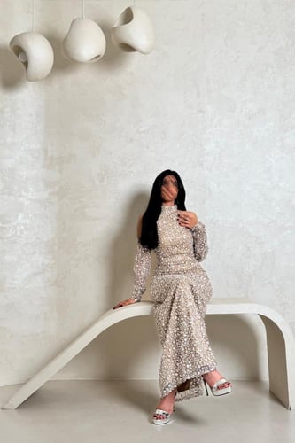 فستان سهرة ذهبي بتطريز كريستالات فضية لامعة