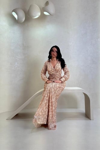 فستان ذهبي بكم طويل وتطريز لامع مع حزام خصر