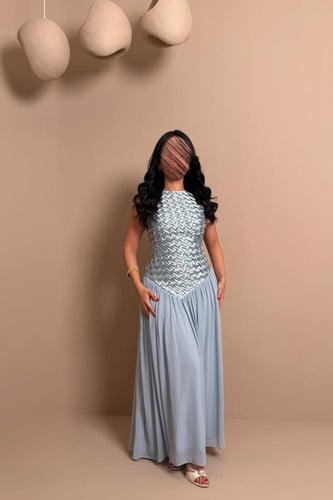 فستان سماوي بتصميم أنيق بتفاصيل منسوجة