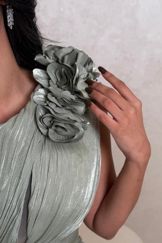 فستان تفاحي بتصميم وردة على الكتف وطيات ناعمة