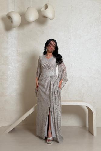 فستان دانتيل رمادي فاتح بتصميم راقٍ وأكمام واسعة