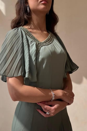 فستان زيتي بأكمام كشكش وتطريز ناعم عند الياقة