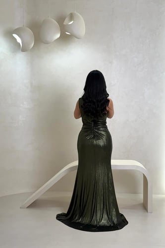 فستان زيتي غامق بكتف واحد وشق جانبي فاخر