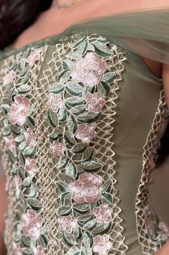 فستان اخضر بأكمام تل ومطرز بالورد