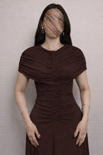 فستان بني مزموم بياقة مرتفعة