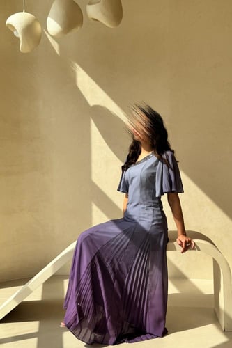 فستان بنفسجي متدرج بأكمام كشكش وتطريز ناعم