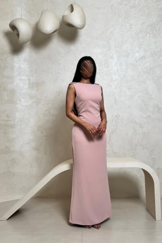 فستان وردي فاتح بتصميم ناعم بقصّة مستقيمة