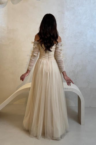 فستان بيج بتصميم تل مطرز وبأكمام شفافة فاخرة