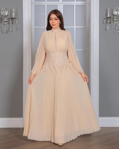 فستان بنفسجي مطرز بتصميم ملكي وأكمام واسعة