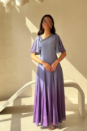 فستان بنفسجي متدرج بأكمام كشكش وتطريز ناعم