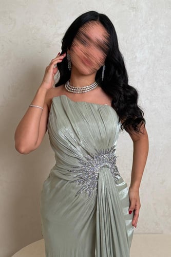 فستان أخضر فاتح لامع بتصميم فاخر وتطريز كريستالي