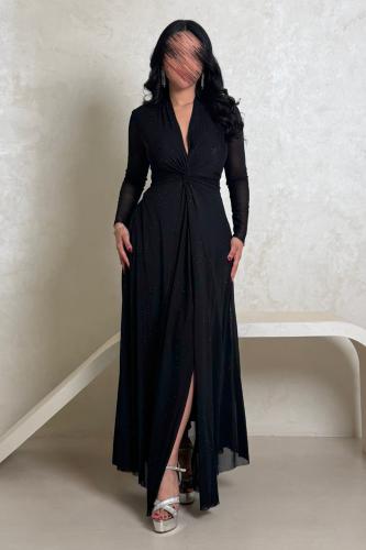 فستان أسود لامع بتصميم ضيّق وأكمام طويلة