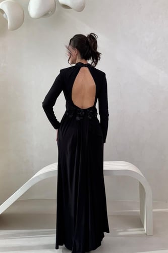 فستان سهرة اسود بكم طويل وتصميم انيق مع فتحة ظهر