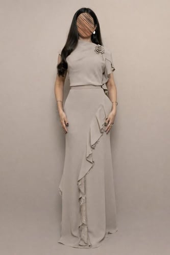 فستان بلون ترابي بتفاصيل كشكش جانبية ووردة مطرزة أ...