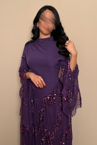 فستان سهرة بنفسجي بقصة مائلة وأكمام شفافة لامعة