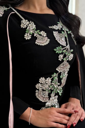 فستان أسود بتطريز زهور أنيق