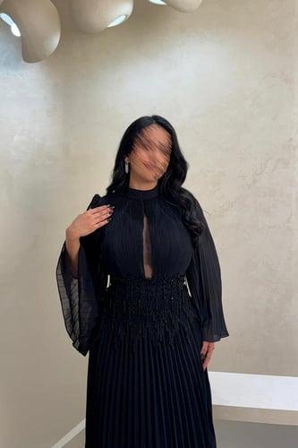 فستان سهرة أسود بكسرات وتطريز خرز فاخر على الخصر