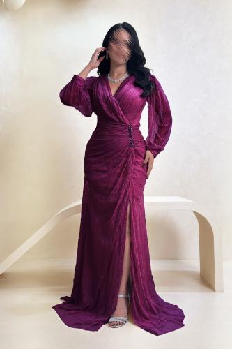 فستان دانتيل فوشي بتصميم ملفوف وتفاصيل لامعة