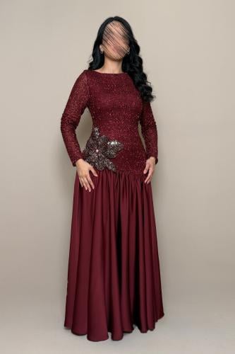 فستان سهرة عنابي بتطريز أنيق من مليحة