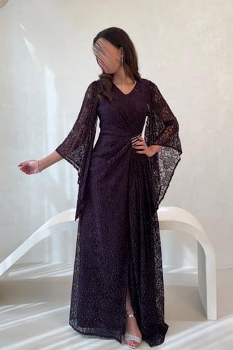 فستان بنفسجي غامق بدانتيل وترتر وأكمام واسعة