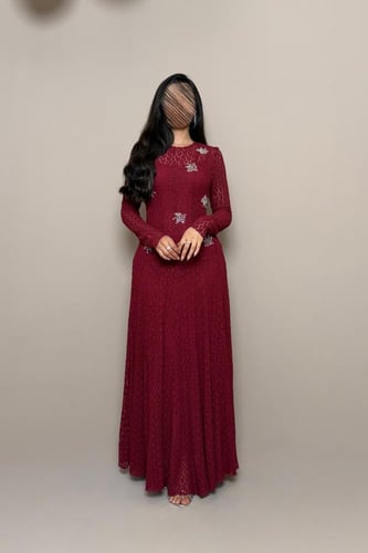 فستان عنابي مطرّز بتصميم أنيق من مليحة