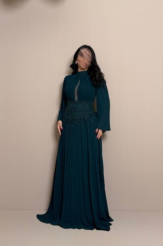 فستان أخضر مطرز بتصميم ملكي وأكمام واسعة