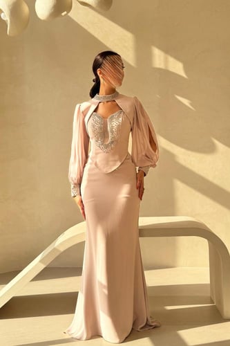 فستان وردي فاتح بتصميم فاخر وتطريز لامع على الصدر