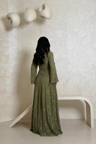 فستان دانتيل اخضر بتفاصيل لؤلؤية وأكمام واسعة