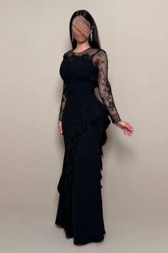 فستان سهرة اسود دانتيل بقصة كشكش جانبي