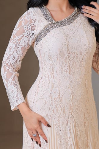 فستان أوف وايت دانتيل بكسرات ناعمة