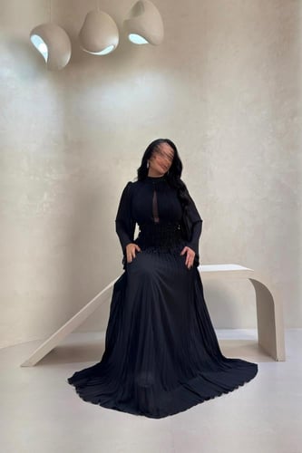 فستان سهرة أسود بكسرات وتطريز خرز فاخر على الخصر